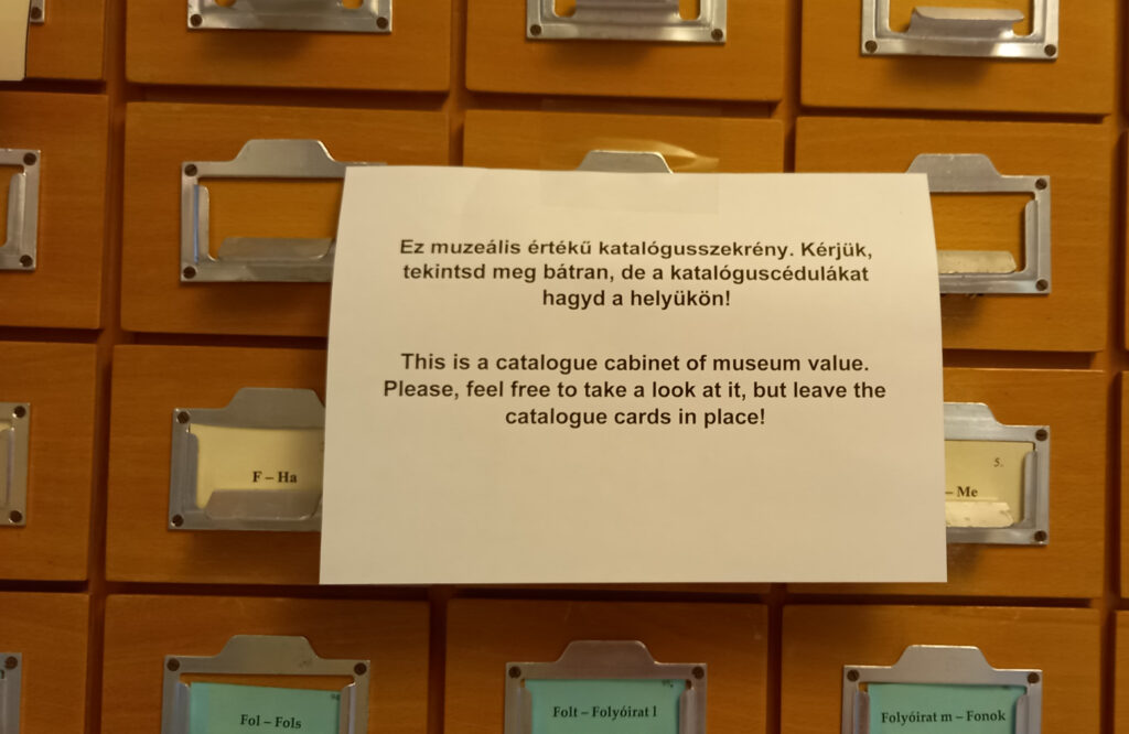 Library catalogue cabinet and catalogue drawers
